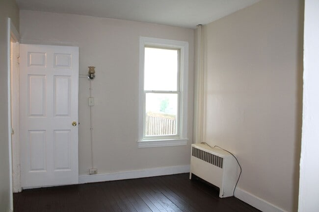 Building Photo - 2-Bedroom Second-Floor Apartment