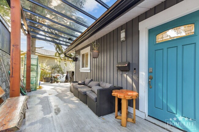 Photo du bâtiment - Spacious 3 Bedroom Upper Floor Home for Rent – North Delta