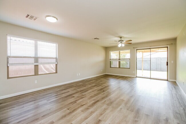 Foto del edificio - 10529 W Foothill Dr