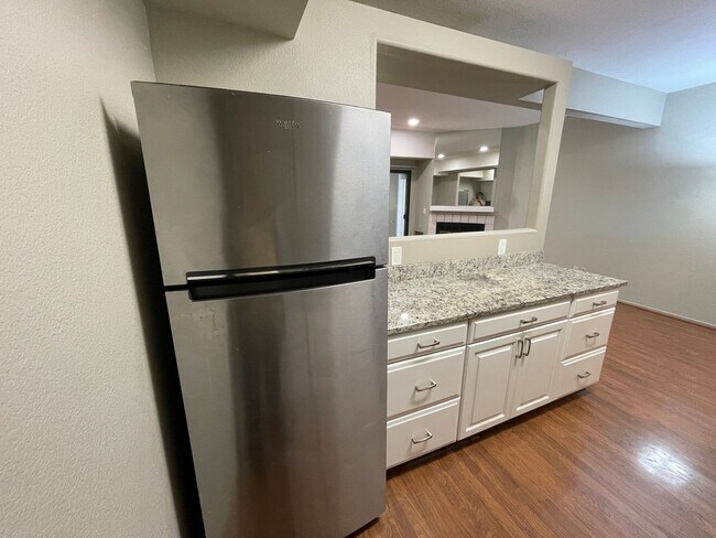 Foto del edificio - Bright Spacious Downstairs 1 bedroom 1 bat...