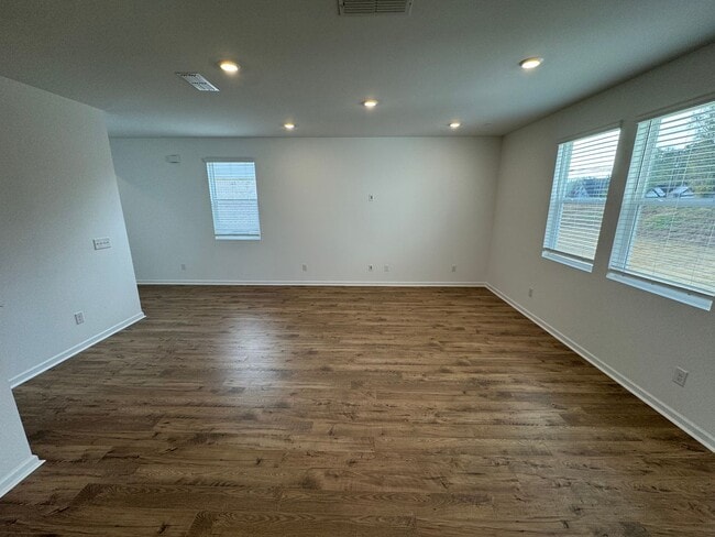 Building Photo - New 5 Bed 3 Bath Home in New Loganville Community!