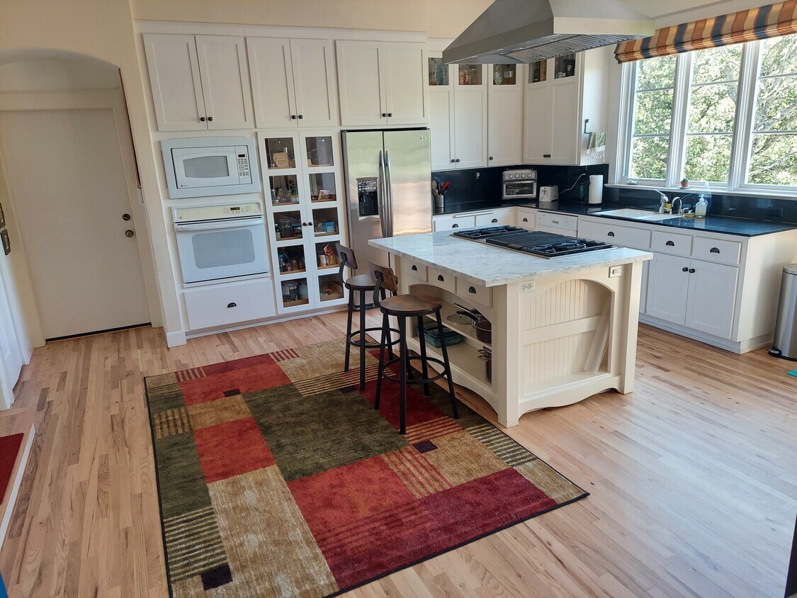 Primary Photo - 118 Strathmoor Dr