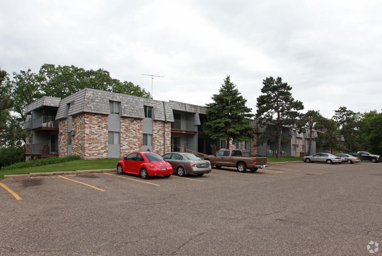 Primary Photo - Lake Mallalieu Apartments