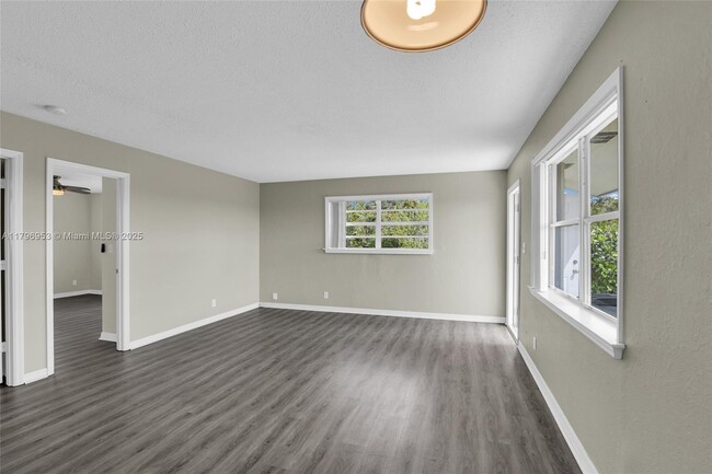 Building Photo - 588 Holly Dr