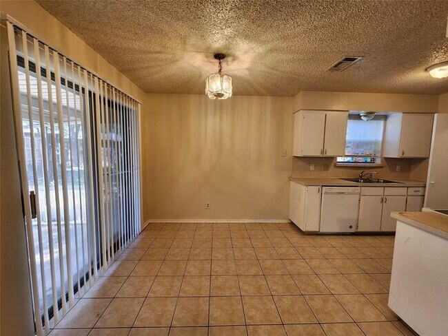 Foto del edificio - 3BR Duplex w/ Fireplace + Screened Patio in Arlington, TX