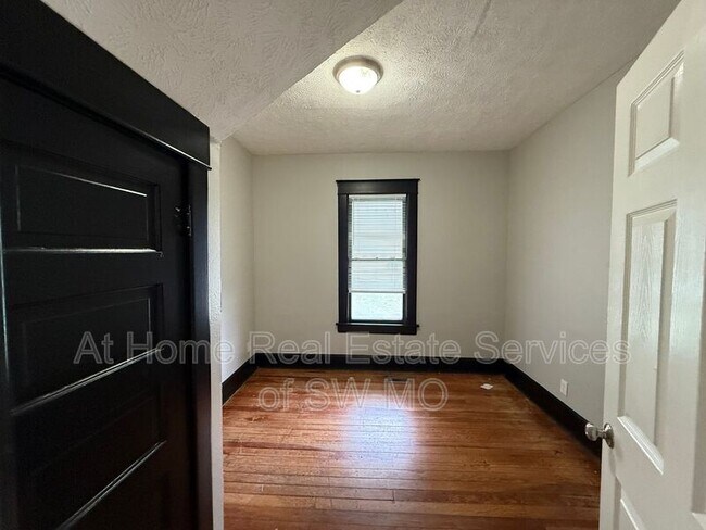 Building Photo - 820 S New Ave