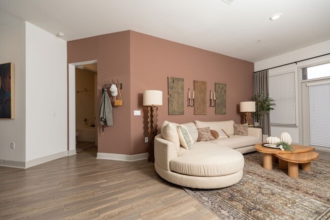 Building Photo - Luxury Living + 4 Weeks Free