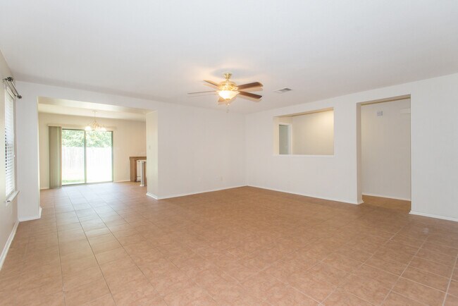 Building Photo - Close to Community Amenities!  Well mainta...