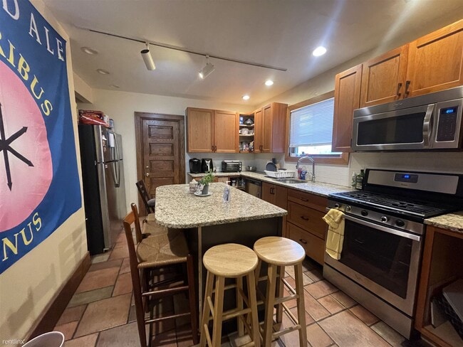 Building Photo - 6 br, 2.5 bath House - 340 S Division St