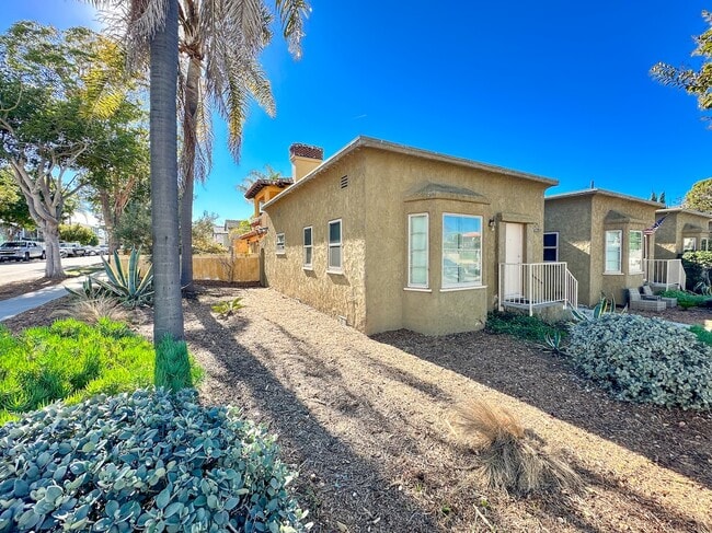 Building Photo - 302 W Mariposa Ave