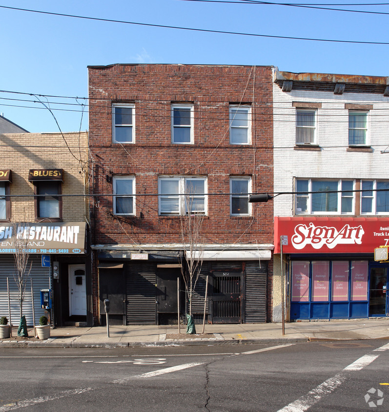 Building Photo - 582 Bay St