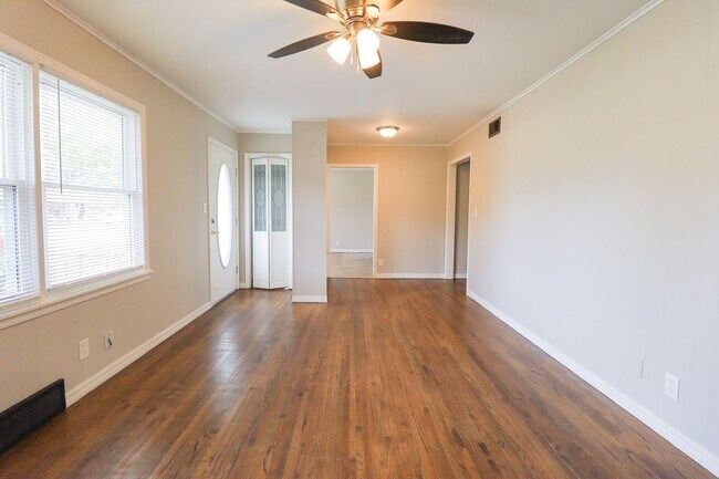 Building Photo - 3 Bed, 2 Bath Corner Lot in Tulsa!