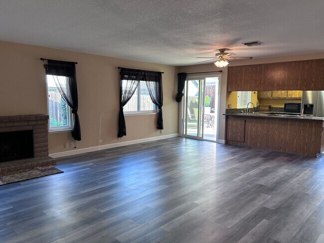 Foto del edificio - Three Bedroom Two Bathroom Home in Orangevale