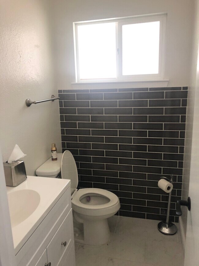 Building Photo - 9701 Avenida Del Oso NE
