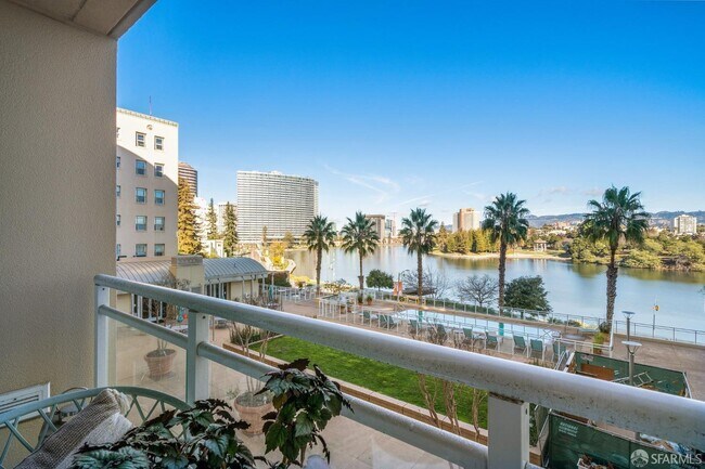 Foto del edificio - 1 Lakeside Dr