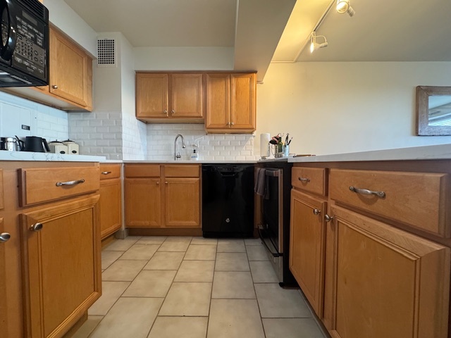 Building Photo - Sunny 1bd condo with updated kitchen & upd...