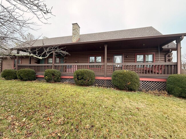 Building Photo - LOG HOME IN SIMPSONVILLE, KY