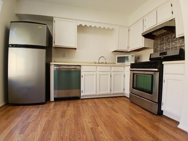 Foto del edificio - 1126 E Brompton Dr