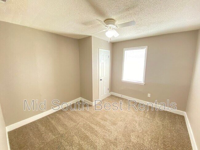 Building Photo - 1592 Hugenot St
