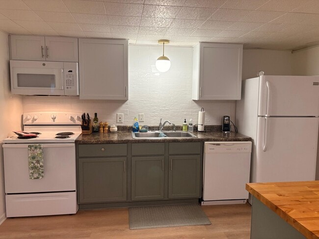 Building Photo - 1617 Highridge Dr