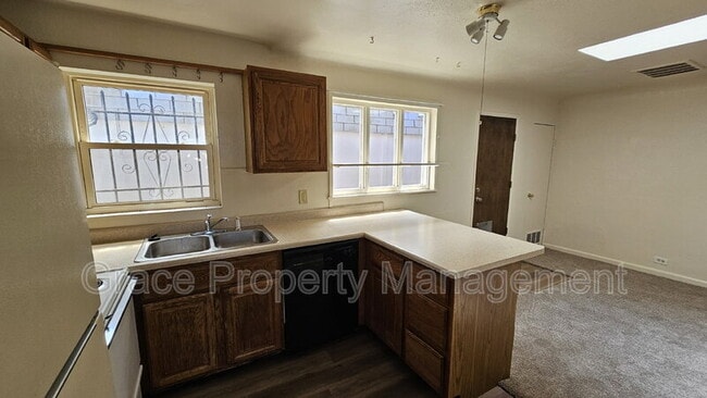 Building Photo - 610 S Eliot St