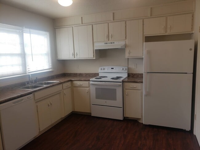 Building Photo - 1005 W Lee Rd