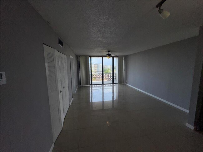 Foto del edificio - 4222 Inverrary Blvd