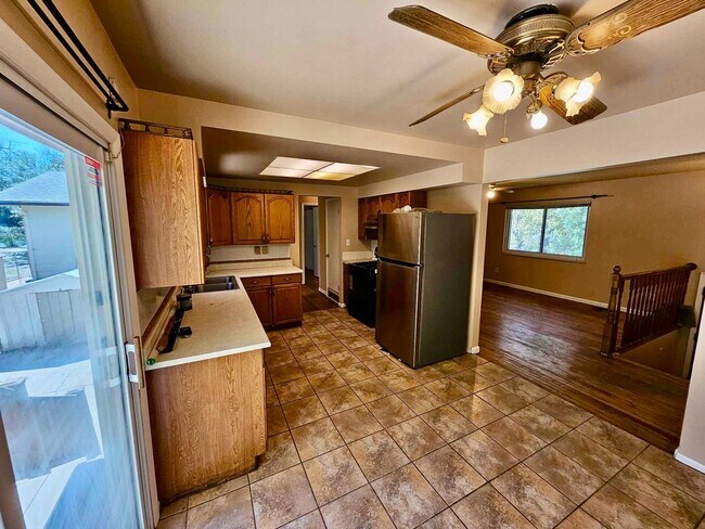 Building Photo - Charming 4 Bedroom Bi-Level Home in Securi...