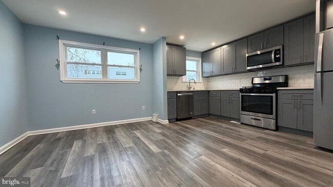 Building Photo - 12611 Biscayne Dr