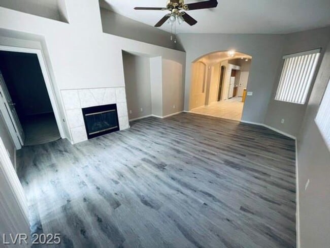 Building Photo - WONDERFUL SINGLE STORY 3 BED 2 BATH HOME I...