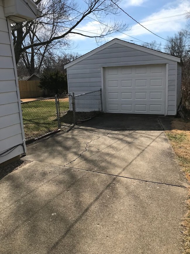 Garage - 1603 W John St
