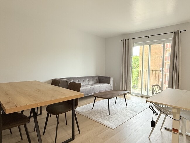 Building Photo - 1989 Wyandotte St W