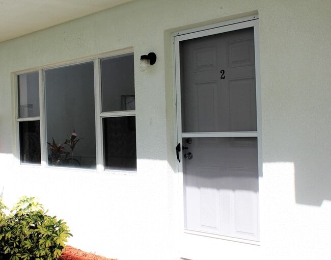 Building Photo - 651 Palm Dr