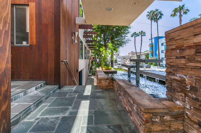 Building Photo - 936 N San Vicente Blvd
