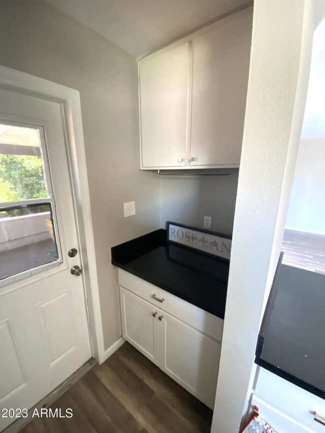 Foto del edificio - 4627 W Rose Ln