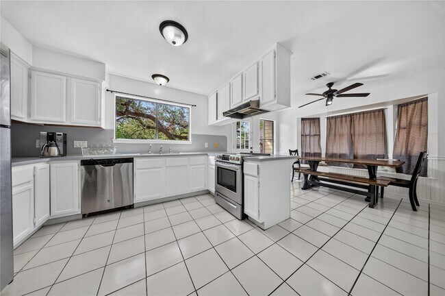 Building Photo - 105 Summit Ridge Dr N