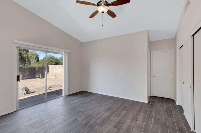 Building Photo - 302 N Hudson Pl