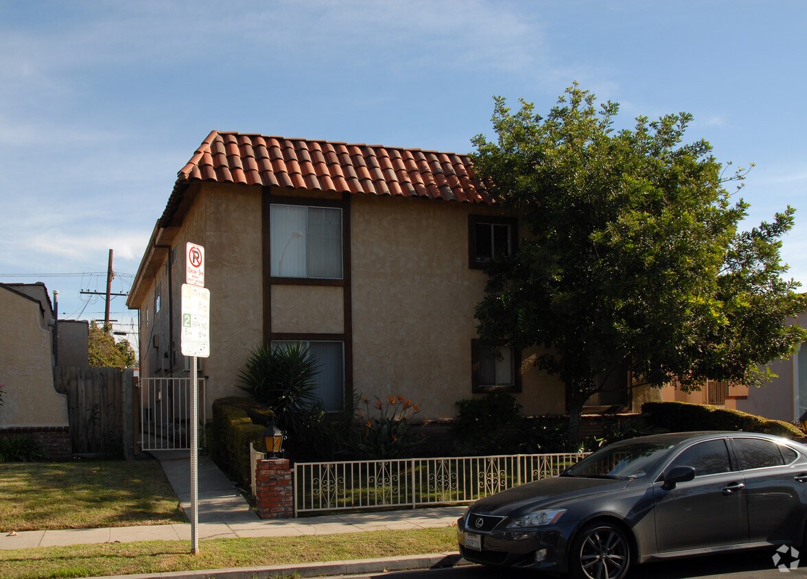 Building Photo - 838 N Mansfield Ave