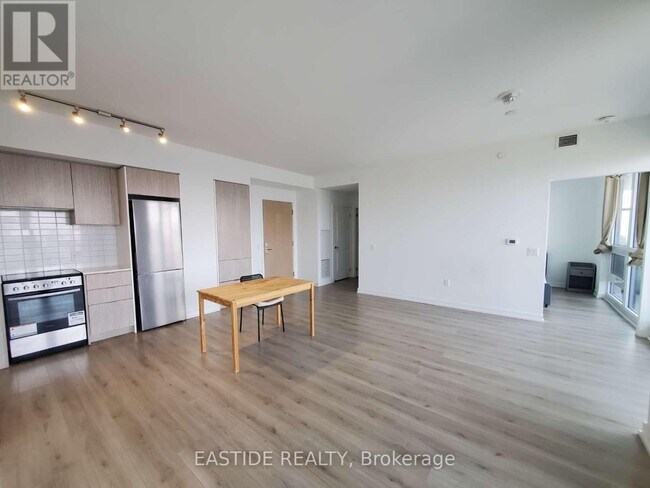 Photo du bâtiment - 395-5395 Bloor St E