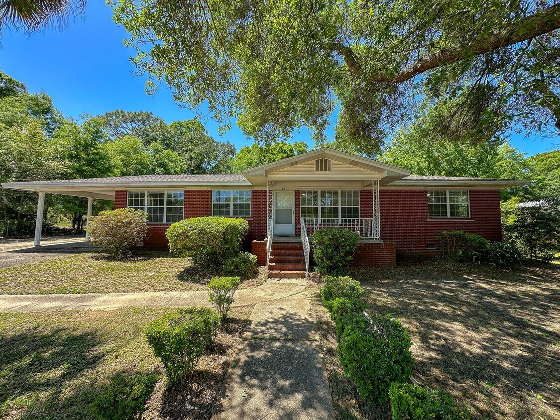 Primary Photo - 3 bedroom 2 bath home in central location!