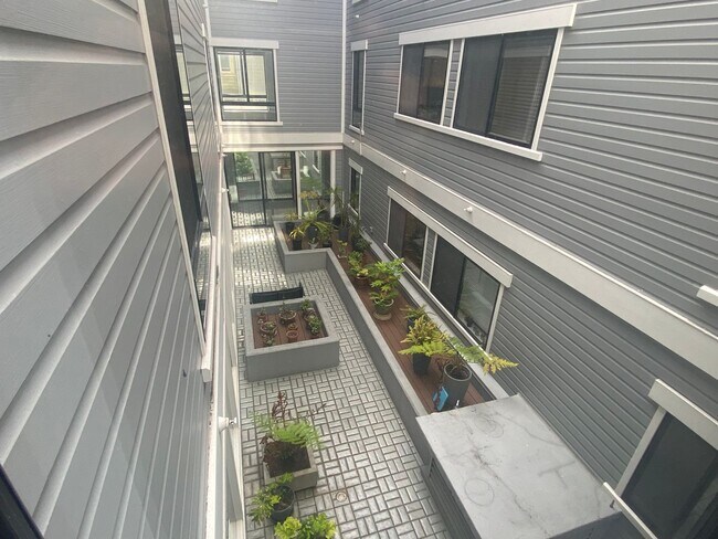 Building Photo - EPIC REA - Heart of Nob Hill Furnished 2 b...