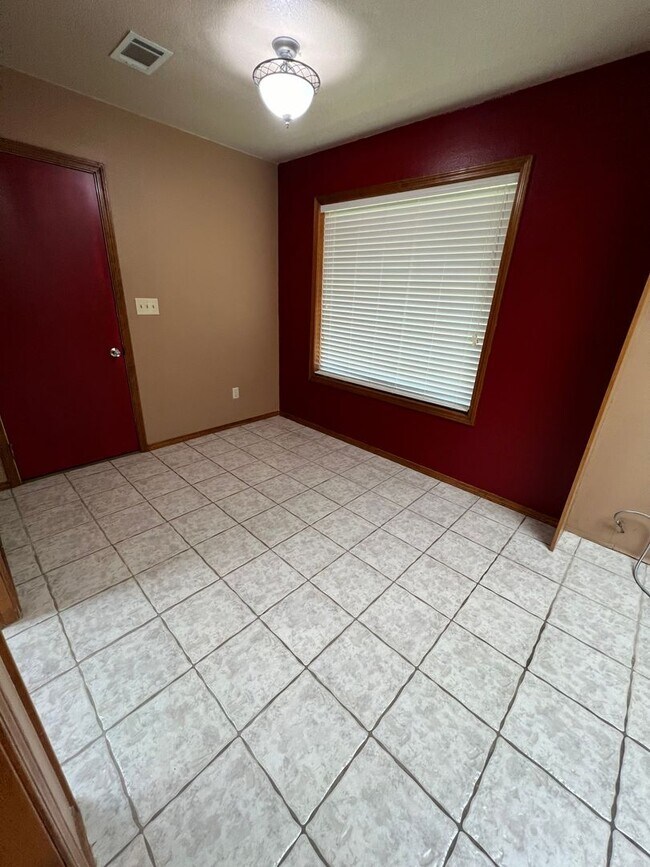 Building Photo - 3 Bed 2 Bath House Right by Rena Elementar...