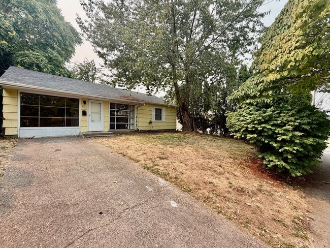 Kenton 3BR/2BA Single-Level Home | Private Yard, W/D Included & Off-Street Parking - Kenton 3BR/2BA Single-Level Home | Private Yard, W/D Included & Off-Street Parking