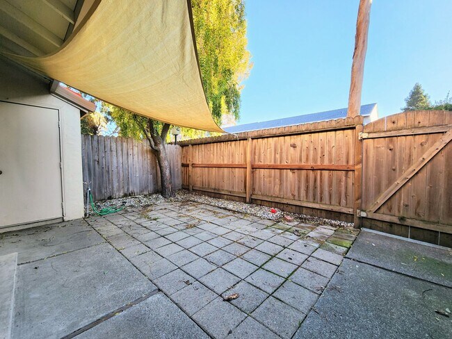 Building Photo - 2 Bedroom Townhome with Pool