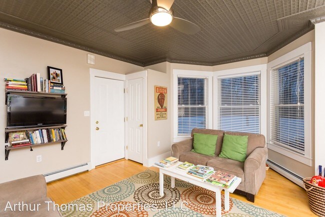 Building Photo - 2 br, 1.5 bath House - 432 Spruce St. Unit 2