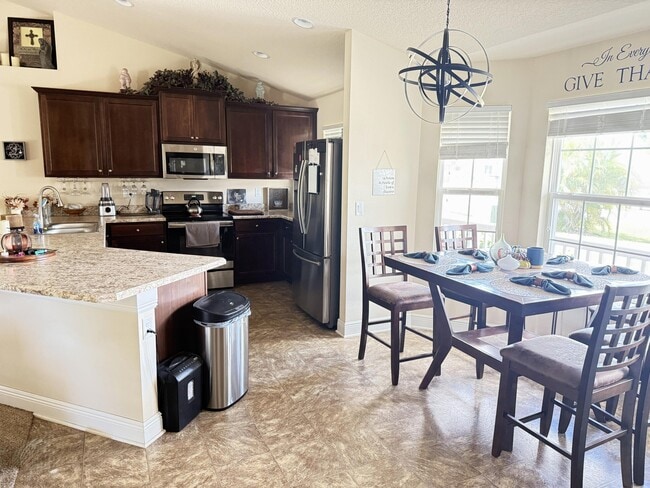 Building Photo - 2177 SE Dolphin Rd