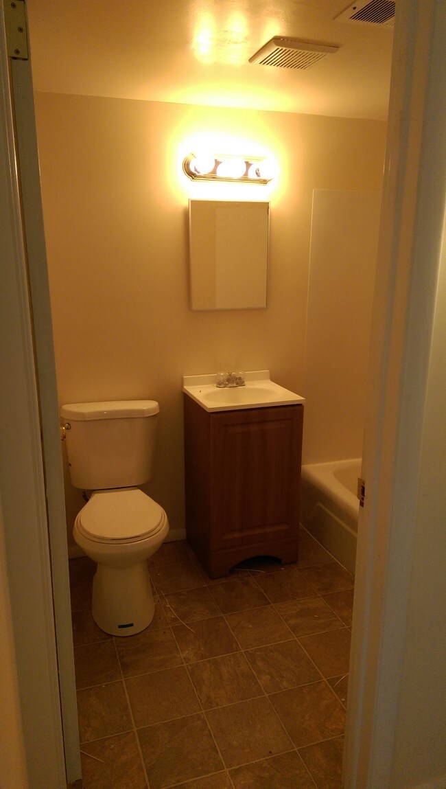 Building Photo - 406 Briar Ln