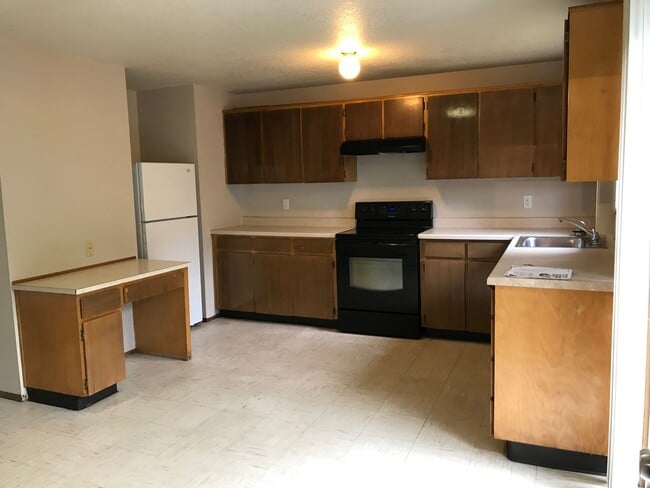 Photo - Spacious 3 bdrm/1.5 bath, Garage, Fenced B... House