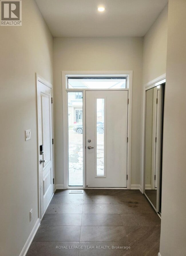 Photo du bâtiment - 723 Fairline Row