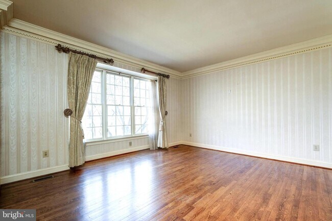Building Photo - 5936 Maplewood Park Pl